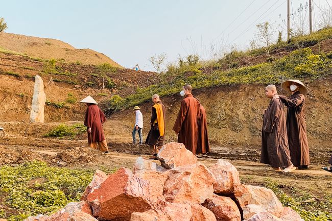 Support prayers of monks of Hoang Phap pagoda  in the ritual of Roofing the Founder Hall at Quynh Nhai Cam Lo Pagoda