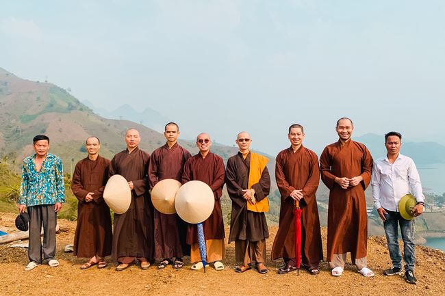 Support prayers of monks of Hoang Phap pagoda  in the ritual of Roofing the Founder Hall at Quynh Nhai Cam Lo Pagoda