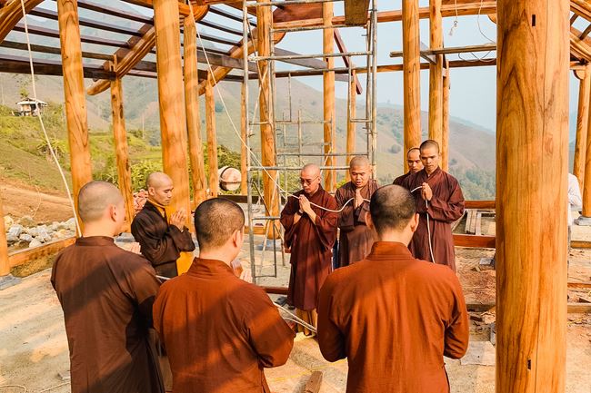 Support prayers of monks of Hoang Phap pagoda  in the ritual of Roofing the Founder Hall at Quynh Nhai Cam Lo Pagoda