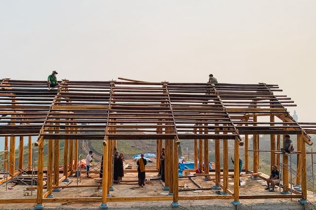 Support prayers of monks of Hoang Phap pagoda  in the ritual of Roofing the Founder Hall at Quynh Nhai Cam Lo Pagoda