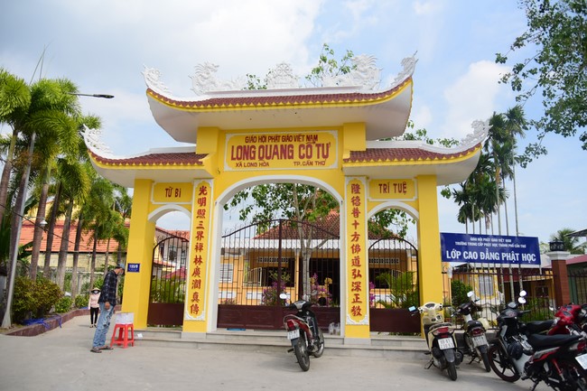 Cúng dường Tam bảo các trường Trung cấp và Cao đẳng Phật học tại miền Tây