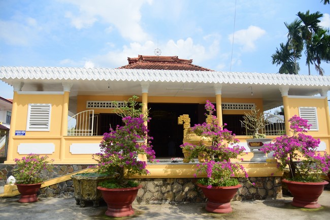 Cúng dường Tam bảo các trường Trung cấp và Cao đẳng Phật học tại miền Tây