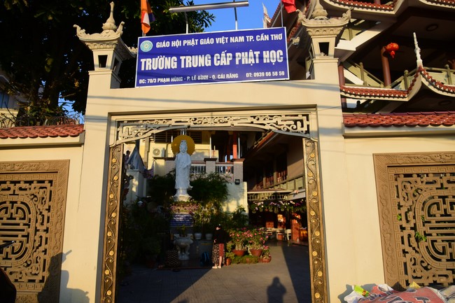 Cúng dường Tam bảo các trường Trung cấp và Cao đẳng Phật học tại miền Tây