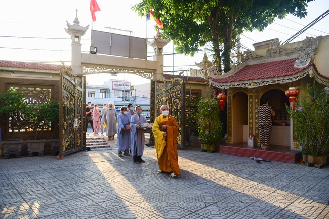 Cúng dường Tam bảo các trường Trung cấp và Cao đẳng Phật học tại miền Tây