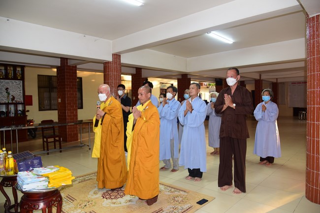 Cúng dường Tam bảo các trường Trung cấp và Cao đẳng Phật học tại miền Tây