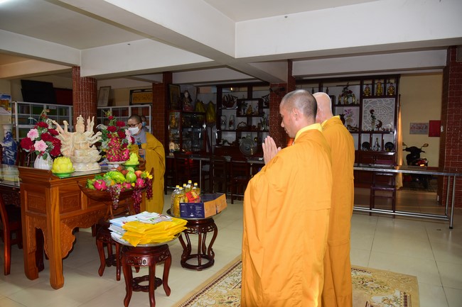 Cúng dường Tam bảo các trường Trung cấp và Cao đẳng Phật học tại miền Tây