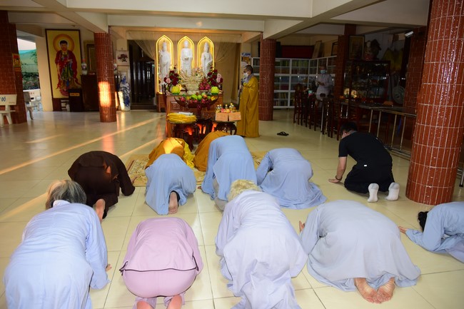 Cúng dường Tam bảo các trường Trung cấp và Cao đẳng Phật học tại miền Tây