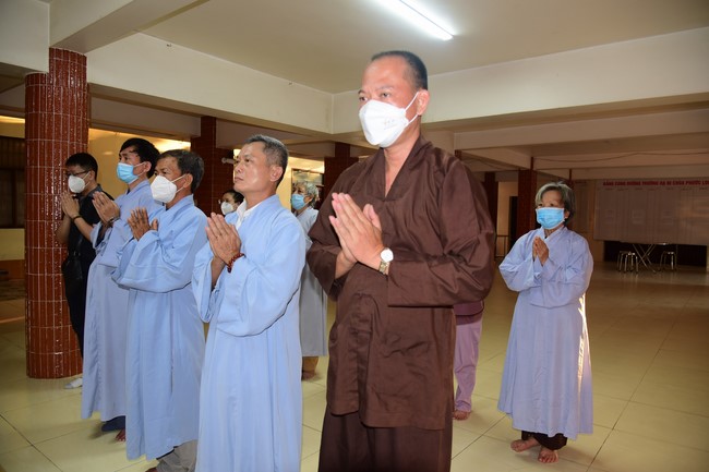 Cúng dường Tam bảo các trường Trung cấp và Cao đẳng Phật học tại miền Tây