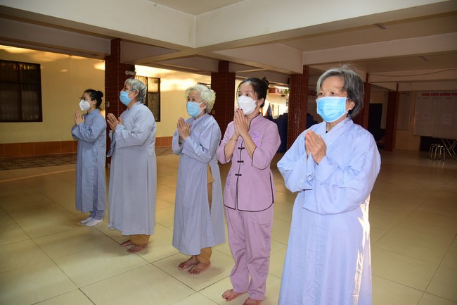 Cúng dường Tam bảo các trường Trung cấp và Cao đẳng Phật học tại miền Tây