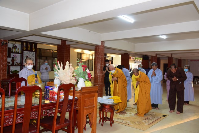 Cúng dường Tam bảo các trường Trung cấp và Cao đẳng Phật học tại miền Tây