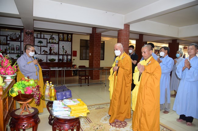 Cúng dường Tam bảo các trường Trung cấp và Cao đẳng Phật học tại miền Tây