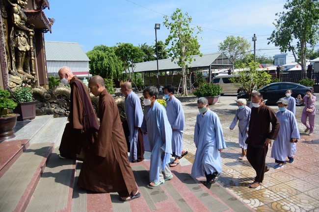 Cúng dường Tam bảo các trường Trung cấp và Cao đẳng Phật học tại miền Tây