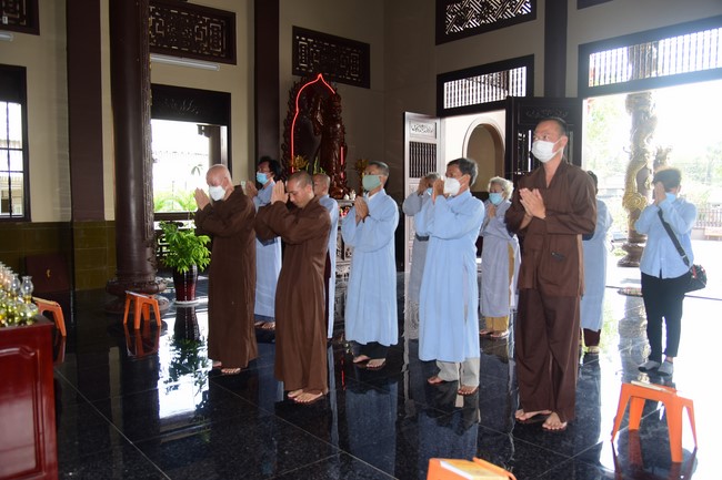 Cúng dường Tam bảo các trường Trung cấp và Cao đẳng Phật học tại miền Tây