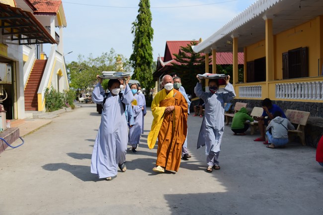 Cúng dường Tam bảo các trường Trung cấp và Cao đẳng Phật học tại miền Tây