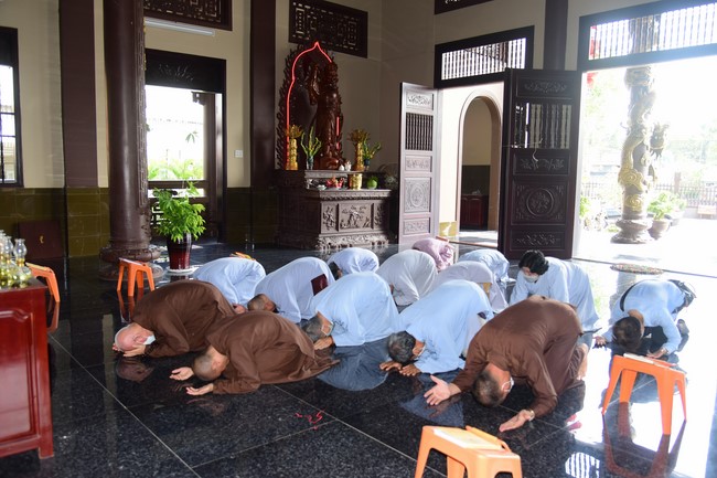 Cúng dường Tam bảo các trường Trung cấp và Cao đẳng Phật học tại miền Tây