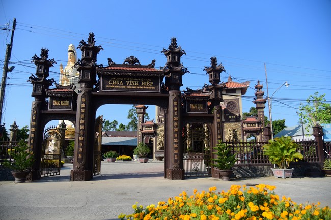 Cúng dường Tam bảo các trường Trung cấp và Cao đẳng Phật học tại miền Tây