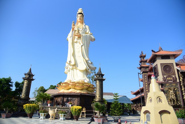 Cúng dường Tam bảo các trường Trung cấp và Cao đẳng Phật học tại miền Tây