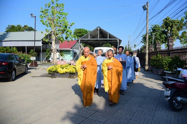 Cúng dường Tam bảo các trường Trung cấp và Cao đẳng Phật học tại miền Tây