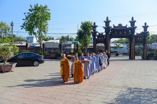 Cúng dường Tam bảo các trường Trung cấp và Cao đẳng Phật học tại miền Tây