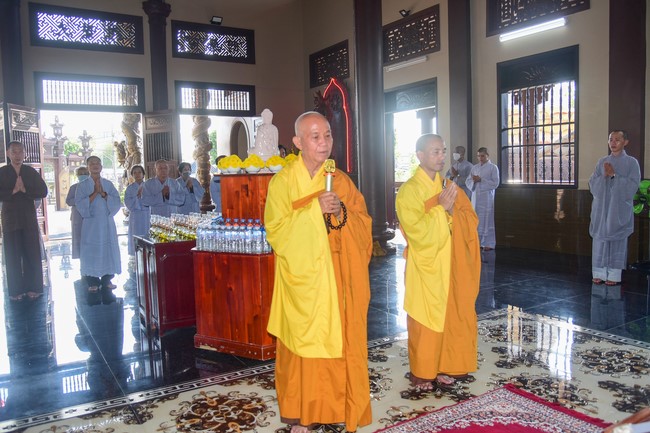 Cúng dường Tam bảo các trường Trung cấp và Cao đẳng Phật học tại miền Tây