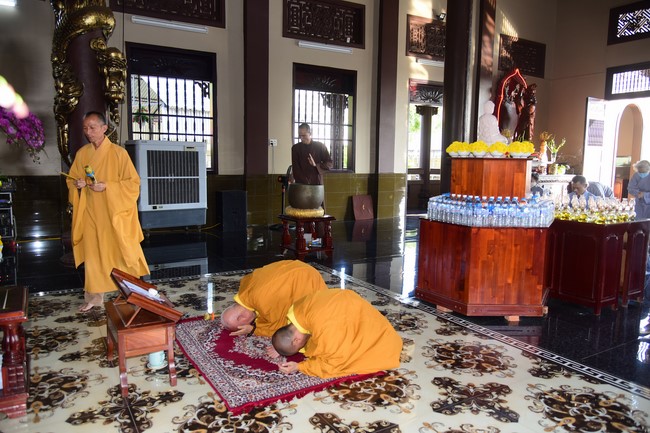 Cúng dường Tam bảo các trường Trung cấp và Cao đẳng Phật học tại miền Tây