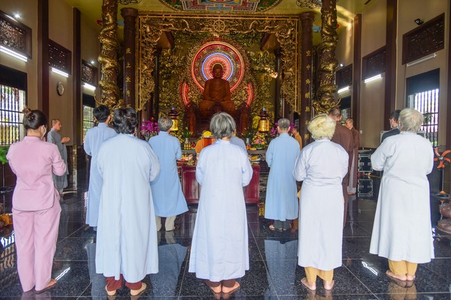 Cúng dường Tam bảo các trường Trung cấp và Cao đẳng Phật học tại miền Tây