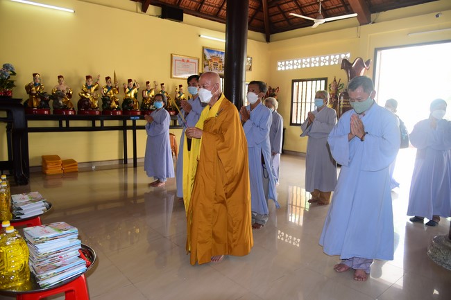 Cúng dường Tam bảo các trường Trung cấp và Cao đẳng Phật học tại miền Tây