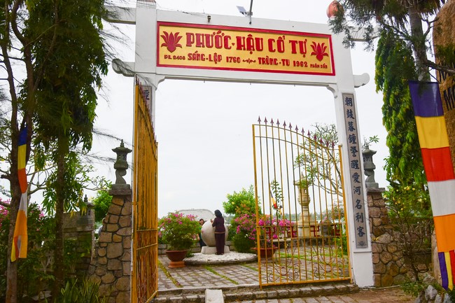 Cúng dường Tam bảo các trường Trung cấp và Cao đẳng Phật học tại miền Tây