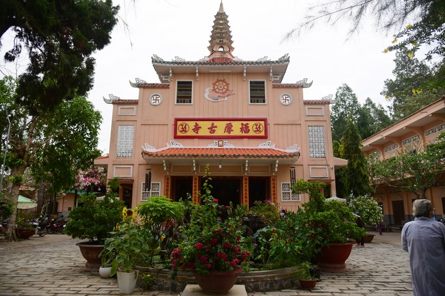 Cúng dường Tam bảo các trường Trung cấp và Cao đẳng Phật học tại miền Tây