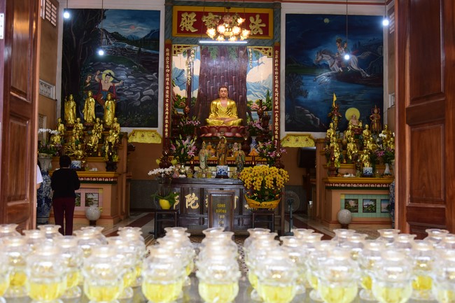 Cúng dường Tam bảo các trường Trung cấp và Cao đẳng Phật học tại miền Tây