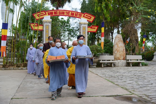 Cúng dường Tam bảo các trường Trung cấp và Cao đẳng Phật học tại miền Tây