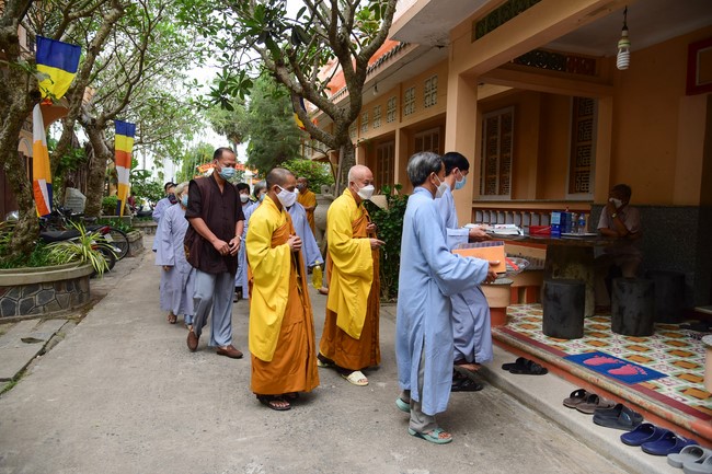 Cúng dường Tam bảo các trường Trung cấp và Cao đẳng Phật học tại miền Tây