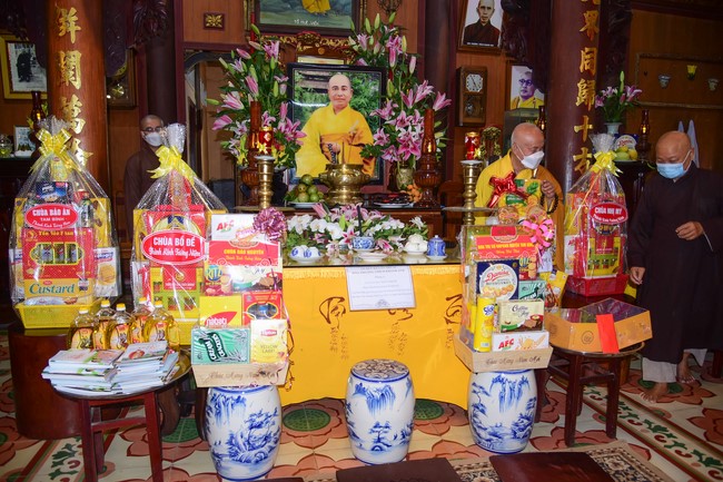 Cúng dường Tam bảo các trường Trung cấp và Cao đẳng Phật học tại miền Tây