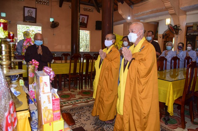 Cúng dường Tam bảo các trường Trung cấp và Cao đẳng Phật học tại miền Tây