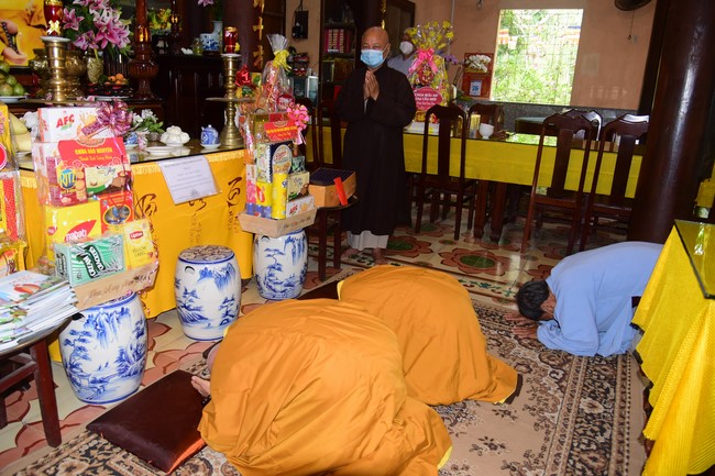 Cúng dường Tam bảo các trường Trung cấp và Cao đẳng Phật học tại miền Tây