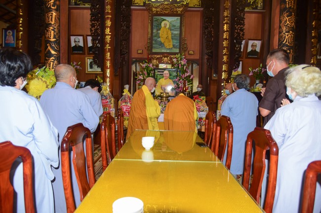 Cúng dường Tam bảo các trường Trung cấp và Cao đẳng Phật học tại miền Tây