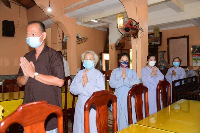 Cúng dường Tam bảo các trường Trung cấp và Cao đẳng Phật học tại miền Tây