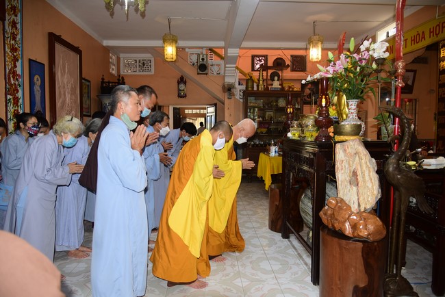 Cúng dường Tam bảo các trường Trung cấp và Cao đẳng Phật học tại miền Tây