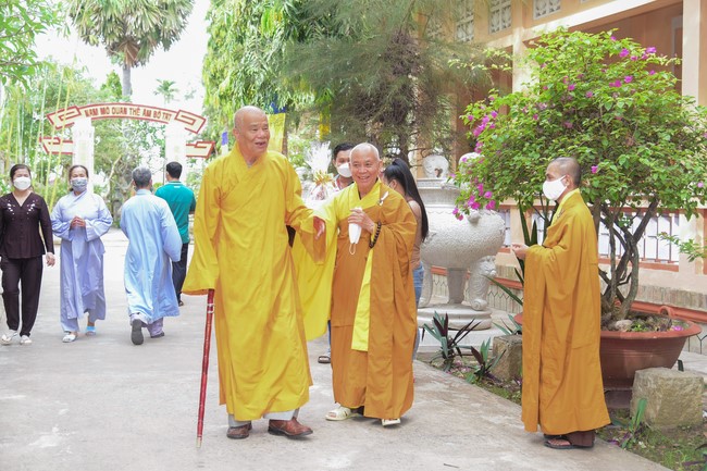 Cúng dường Tam bảo các trường Trung cấp và Cao đẳng Phật học tại miền Tây