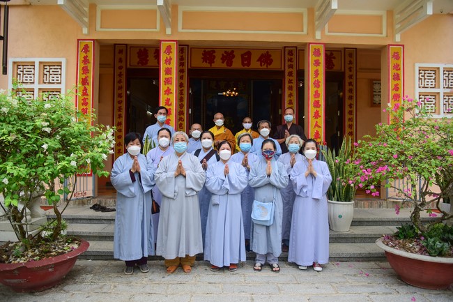 Cúng dường Tam bảo các trường Trung cấp và Cao đẳng Phật học tại miền Tây