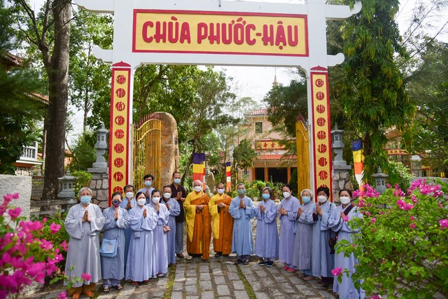 Cúng dường Tam bảo các trường Trung cấp và Cao đẳng Phật học tại miền Tây