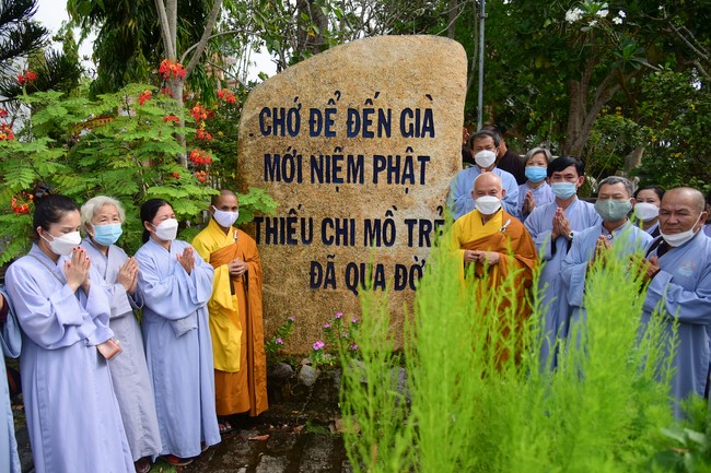 Cúng dường Tam bảo các trường Trung cấp và Cao đẳng Phật học tại miền Tây