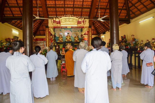 Cúng dường Tam bảo các trường Trung cấp và Cao đẳng Phật học tại miền Tây