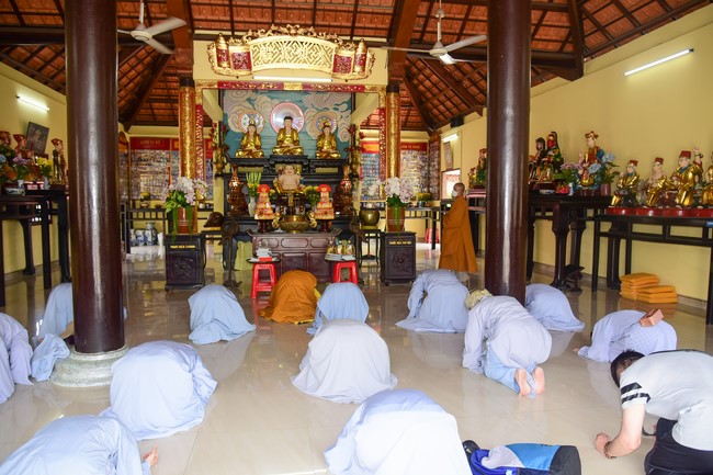 Cúng dường Tam bảo các trường Trung cấp và Cao đẳng Phật học tại miền Tây