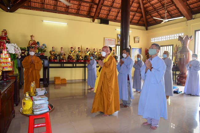 Cúng dường Tam bảo các trường Trung cấp và Cao đẳng Phật học tại miền Tây