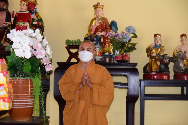 Cúng dường Tam bảo các trường Trung cấp và Cao đẳng Phật học tại miền Tây