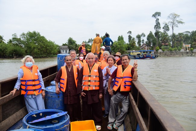 Phóng sanh tại sông Hậu Giang, Cần Thơ