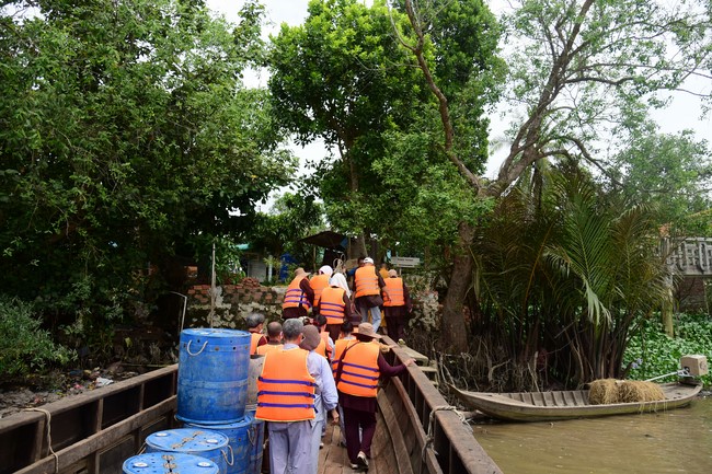 Phóng sanh tại sông Hậu Giang, Cần Thơ