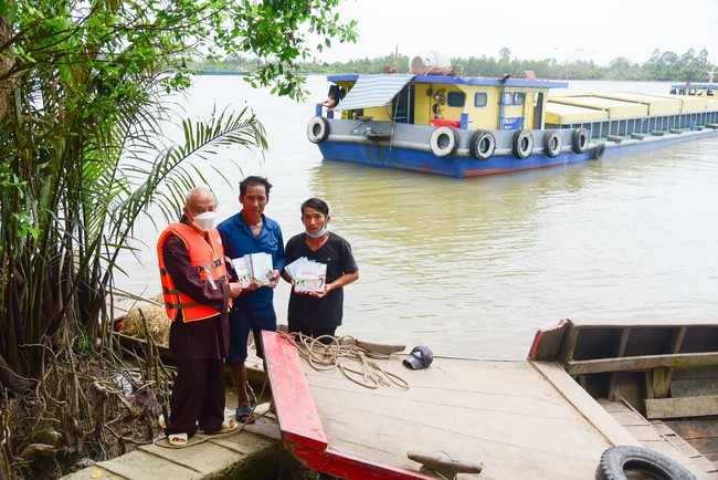 Phóng sanh tại sông Hậu Giang, Cần Thơ