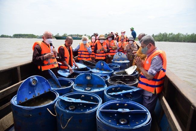 Phóng sanh tại sông Hậu Giang, Cần Thơ